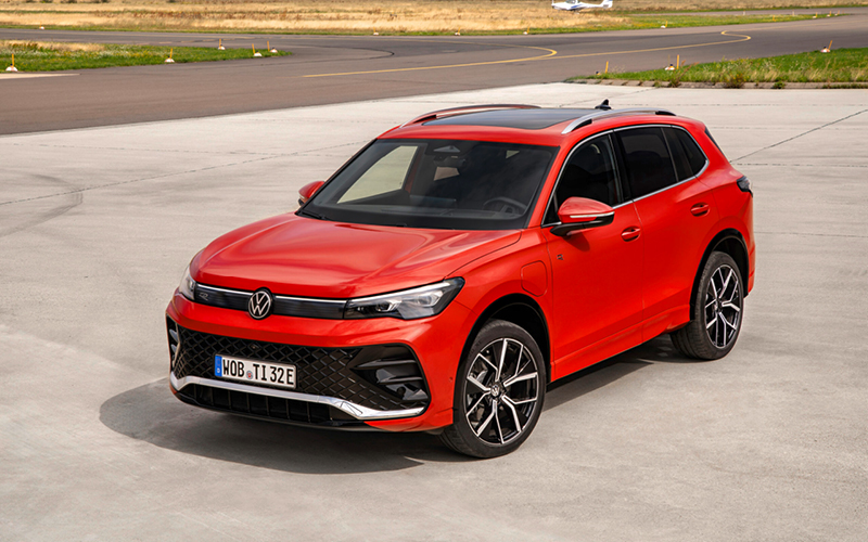 roter Tiguan auf Betonfläche